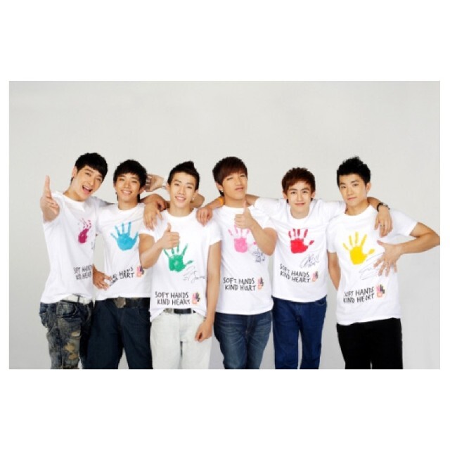 2PM チャンソン THE BODY SHOP 手形&サイン(プリント)Tシャツ エンタメ/ホビーのタレントグッズ(アイドルグッズ)の商品写真