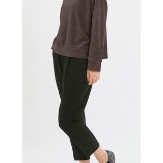 ユニクロ(UNIQLO)の新品未使用　GU    ジーユー　起毛タックテーパードパンツ  ブラック　XL(クロップドパンツ)