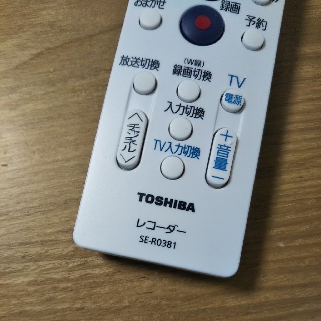 東芝(トウシバ)のひとみん様専用：TOSHIBA シンプルリモコン SE-R0381 スマホ/家電/カメラのテレビ/映像機器(ブルーレイレコーダー)の商品写真