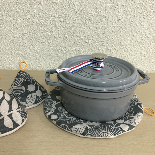 STAUB(ストウブ)のストウブ24センチ以上対応鍋敷と三角鍋つかみ　北欧グレー インテリア/住まい/日用品のキッチン/食器(収納/キッチン雑貨)の商品写真