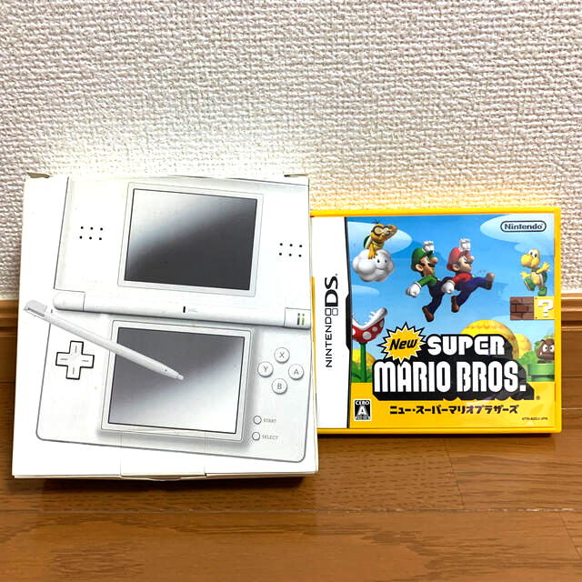 ニンテンドーDS(ニンテンドーDS)のDS 本体&スーパーマリオブラザーズ　まとめてセット エンタメ/ホビーのゲームソフト/ゲーム機本体(携帯用ゲームソフト)の商品写真