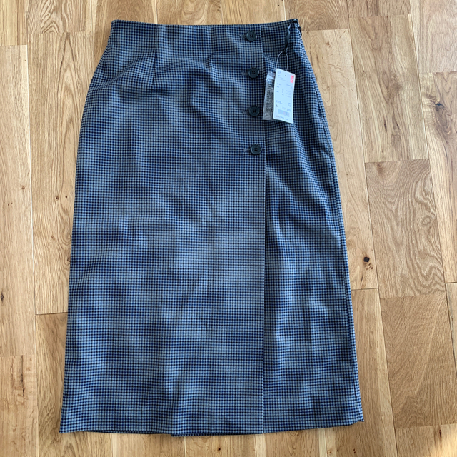 UNIQLO(ユニクロ)のUNIQLO サイドボタンチェックラップスカート レディースのスカート(ひざ丈スカート)の商品写真