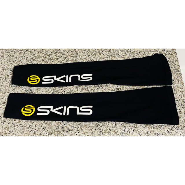SKINS(スキンズ)のskins アームサポーター　XS スポーツ/アウトドアのトレーニング/エクササイズ(トレーニング用品)の商品写真