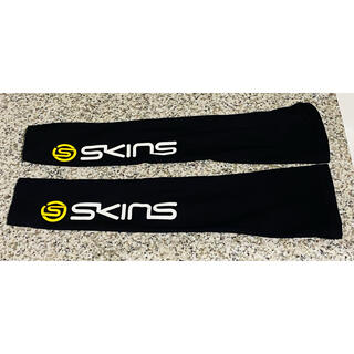 スキンズ(SKINS)のskins アームサポーター　XS(トレーニング用品)