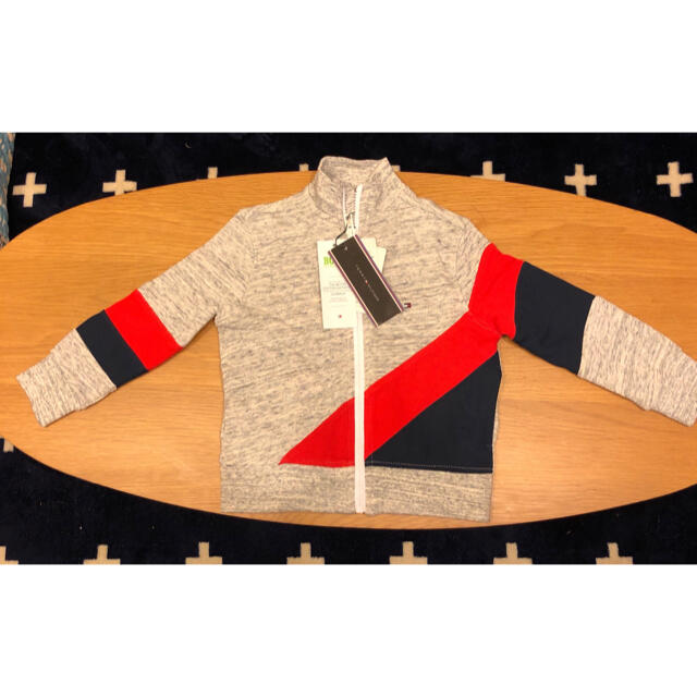 TOMMY HILFIGER(トミーヒルフィガー)の（新品未使用）tommy HILFIGER キッズ90cm パーカー キッズ/ベビー/マタニティのキッズ服男の子用(90cm~)(ジャケット/上着)の商品写真