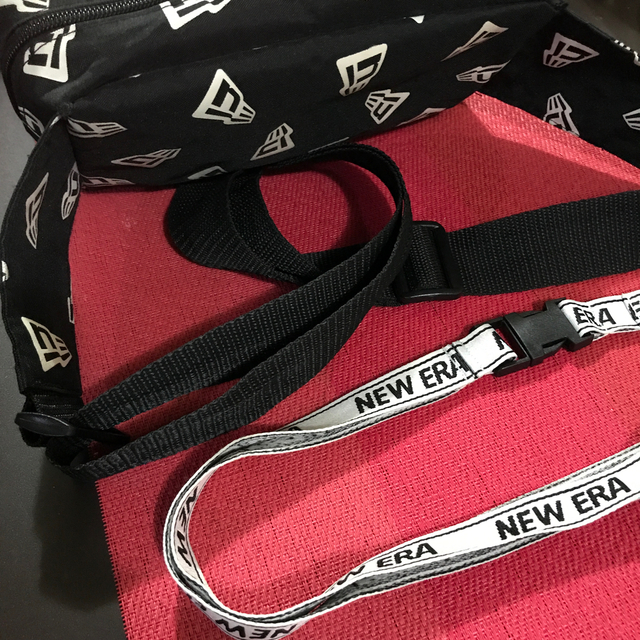 NEW ERA(ニューエラー)のカズ様専用ニューエラ　ボディーバッグ&ネックストラップ メンズのバッグ(ボディーバッグ)の商品写真