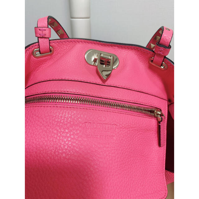 VALENTINO(ヴァレンティノ)のヴァレンティノ  バレンチノ　ピンク　ロックスタッズ　トートバッグ レディースのバッグ(トートバッグ)の商品写真