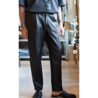 コモリ(COMOLI)のstein  シュタイン FAKE LEATHER TROUSERS L(スラックス)