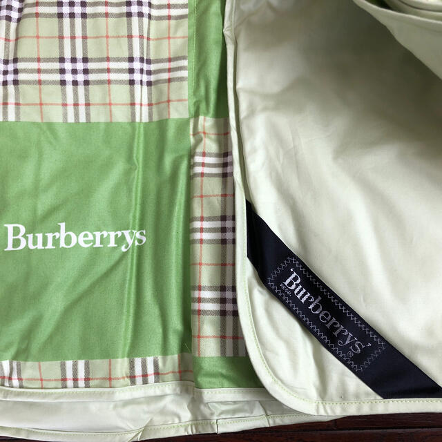 BURBERRY(バーバリー)のバーバリー　羽毛ひざ掛け　肩当て　新品未使用品 インテリア/住まい/日用品の寝具(毛布)の商品写真