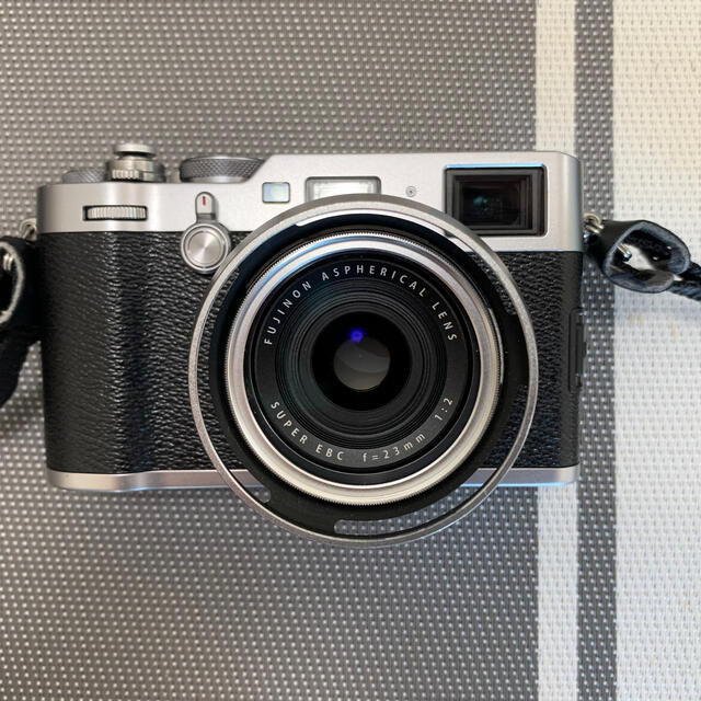富士フイルム(フジフイルム)のFUJIFILM 富士フイルム X X100F SILVER スマホ/家電/カメラのカメラ(コンパクトデジタルカメラ)の商品写真