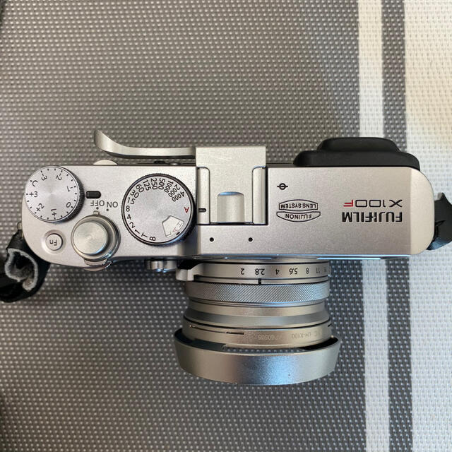 富士フイルム(フジフイルム)のFUJIFILM 富士フイルム X X100F SILVER スマホ/家電/カメラのカメラ(コンパクトデジタルカメラ)の商品写真