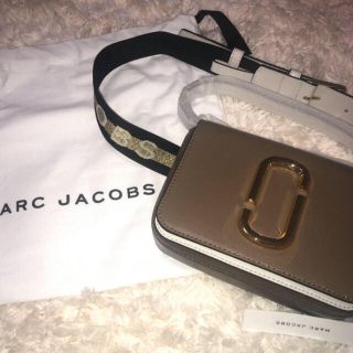 マークジェイコブス(MARC JACOBS)のhip shot ベージュ(ショルダーバッグ)