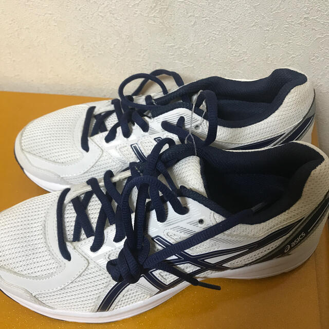 asics(アシックス)のアシックス スニーカー シューズ 紐 ホワイト地ラインネイビー  　23cm レディースの靴/シューズ(スニーカー)の商品写真