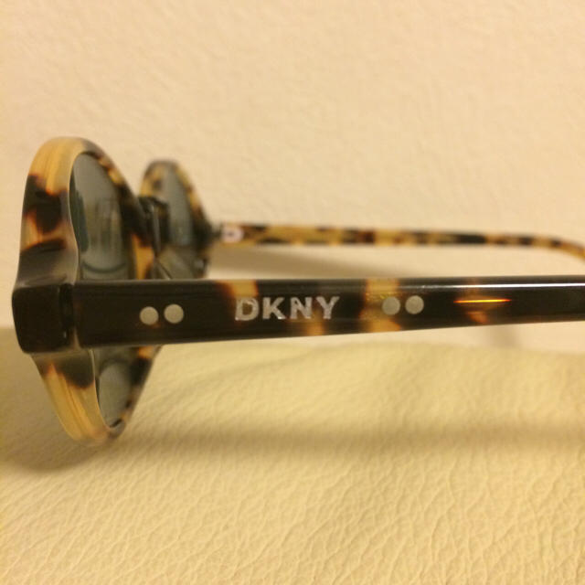 DKNY(ダナキャランニューヨーク)の【送込】DKNYサングラス（used） レディースのファッション小物(サングラス/メガネ)の商品写真