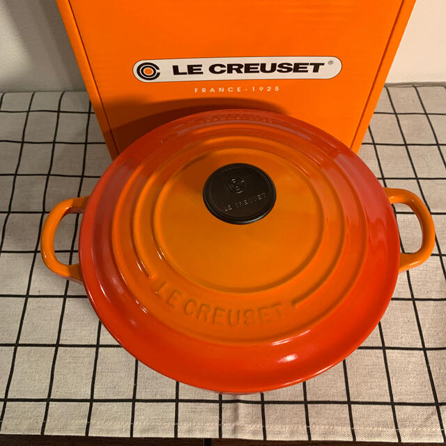 LE CREUSET(ルクルーゼ)のル・クルーゼ　ココットロンド　オレンジ　20cm 新品未使用　元箱有り インテリア/住まい/日用品のキッチン/食器(鍋/フライパン)の商品写真