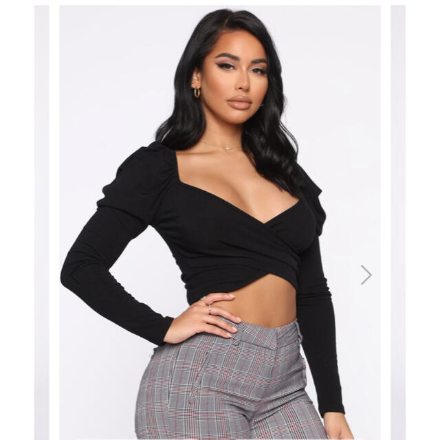 Class(クラス)の美品　FASHION NOVA パフスリーブ　クロス　ニット レディースのトップス(カットソー(長袖/七分))の商品写真