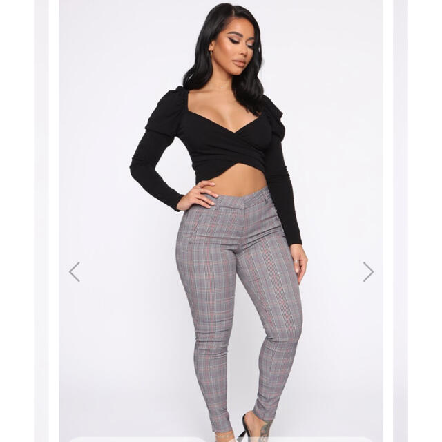 Class(クラス)の美品　FASHION NOVA パフスリーブ　クロス　ニット レディースのトップス(カットソー(長袖/七分))の商品写真