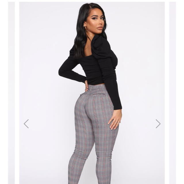 Class(クラス)の美品　FASHION NOVA パフスリーブ　クロス　ニット レディースのトップス(カットソー(長袖/七分))の商品写真