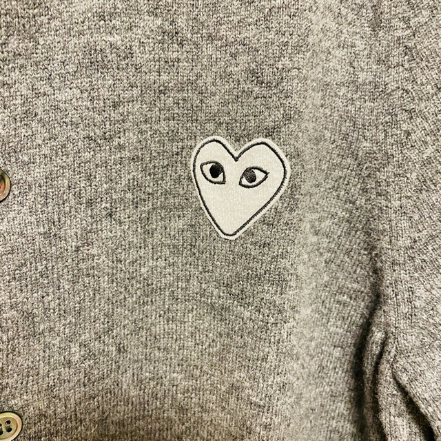 COMME des GARCONS(コムデギャルソン)のCOMME des GARCONS  Play  ホワイトハート　カーディガン レディースのトップス(カーディガン)の商品写真