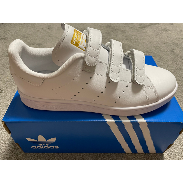 adidas(アディダス)の新品☆アディダス　スタンスミスCFベルクロ　24cm ゴールド レディースの靴/シューズ(スニーカー)の商品写真