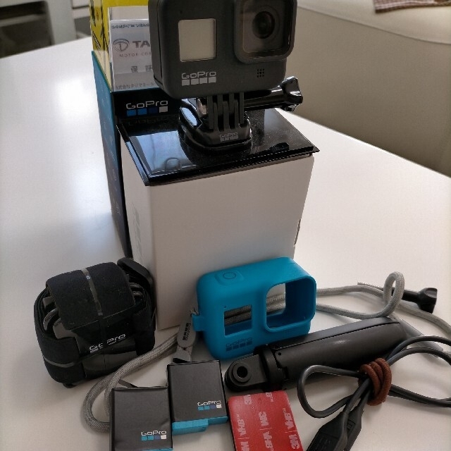 GoPro(ゴープロ)のGoPro HERO8 Black 限定BOX ＋シリコンカバー(青) スマホ/家電/カメラのカメラ(ビデオカメラ)の商品写真