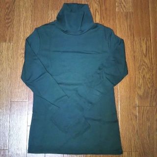 ユニクロ(UNIQLO)の【DARK GREEN】UNIQLO ユニクロ タートルネックTシャツ 長袖(Tシャツ(長袖/七分))