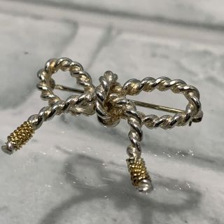 ティファニー(Tiffany & Co.)のヴィンテージティファニー  コンビ　ロープ　　リボン　ブローチ　18k(ブローチ/コサージュ)