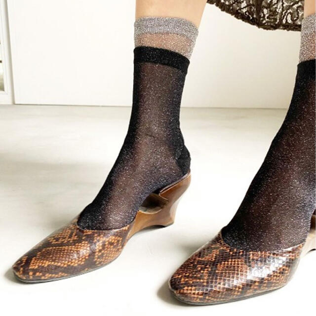 Ameri VINTAGE(アメリヴィンテージ)のAMERIVINTAGE SHEER GLITTER PAIR SOCKS レディースのレッグウェア(ソックス)の商品写真