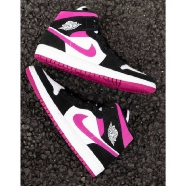 NIKE(ナイキ)の高騰中★25cm★NIKE AIR JORDAN 1 MID MAGENTA レディースの靴/シューズ(スニーカー)の商品写真