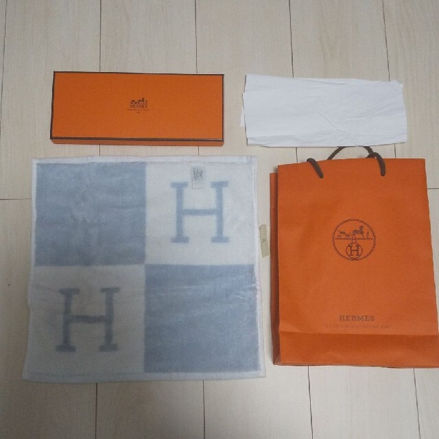 Hermes(エルメス)の 新品未使用 HERMES ハンドタオル 箱&袋つき レディースのファッション小物(ハンカチ)の商品写真