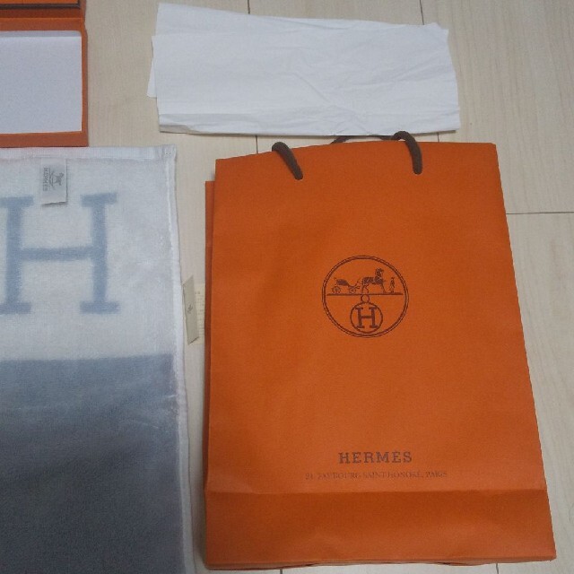 Hermes(エルメス)の 新品未使用 HERMES ハンドタオル 箱&袋つき レディースのファッション小物(ハンカチ)の商品写真