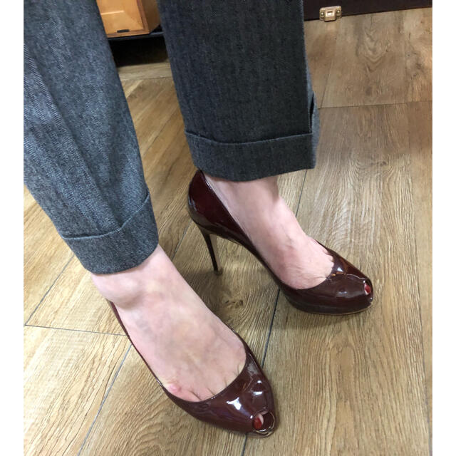 MANOLO BLAHNIK(マノロブラニク)の"CHEMBUR" パテント パンプス レディースの靴/シューズ(ハイヒール/パンプス)の商品写真