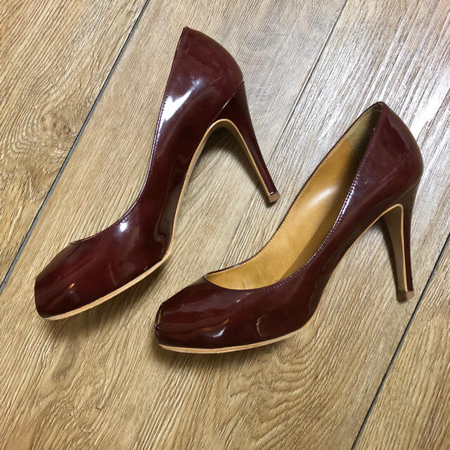 MANOLO BLAHNIK(マノロブラニク)の"CHEMBUR" パテント パンプス レディースの靴/シューズ(ハイヒール/パンプス)の商品写真