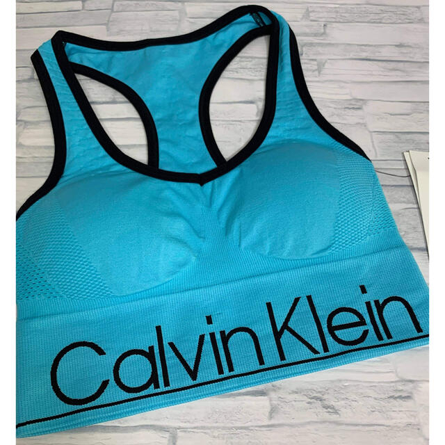 Calvin Klein(カルバンクライン)の新品2点セット　カルバンクライン　スポーツブラ ブラトップ スポーツ/アウトドアのトレーニング/エクササイズ(トレーニング用品)の商品写真