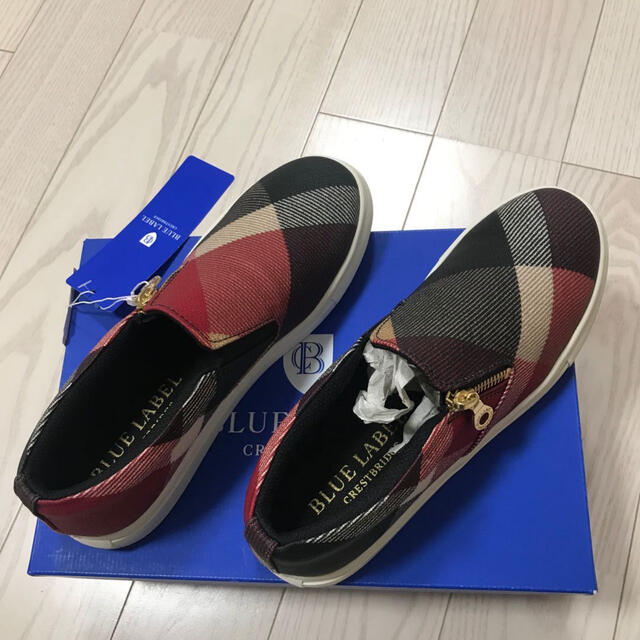 BURBERRY BLUE LABEL(バーバリーブルーレーベル)の新品　ブルー　レーベル　クレストブリッジ　スリッポン スニーカー レディースの靴/シューズ(スニーカー)の商品写真