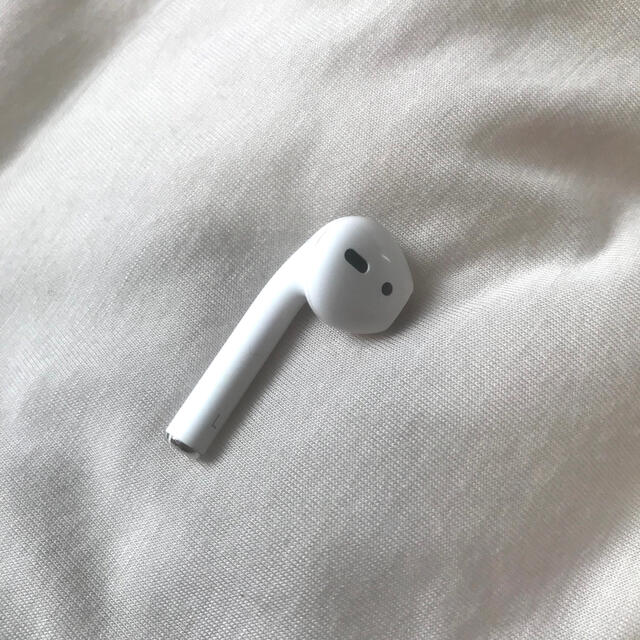 Apple(アップル)のAirPods 一世代 片耳(左) 純正品 スマホ/家電/カメラのオーディオ機器(ヘッドフォン/イヤフォン)の商品写真