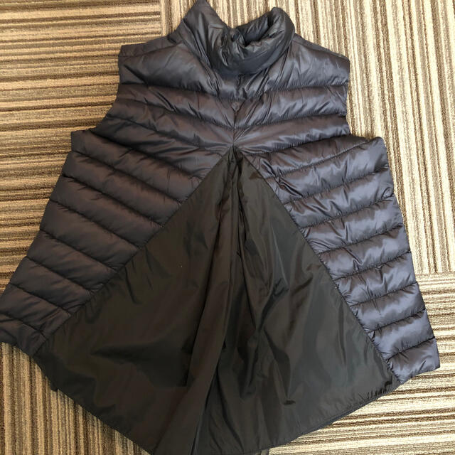 MONCLER(モンクレール)のモンクレール MONCLER ダウンベスト サイズ0 後ろが可愛い レディースのジャケット/アウター(ダウンベスト)の商品写真