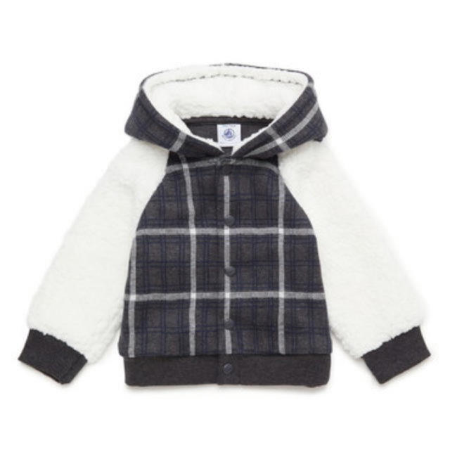 PETIT BATEAU(プチバトー)の【新品タグ付き】チェック＆ボアジップアップパーカー キッズ/ベビー/マタニティのベビー服(~85cm)(ジャケット/コート)の商品写真