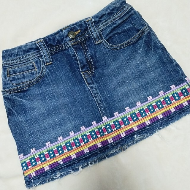 GAP Kids(ギャップキッズ)のGAP kids デニム刺繍スカート　130 キッズ/ベビー/マタニティのキッズ服女の子用(90cm~)(スカート)の商品写真