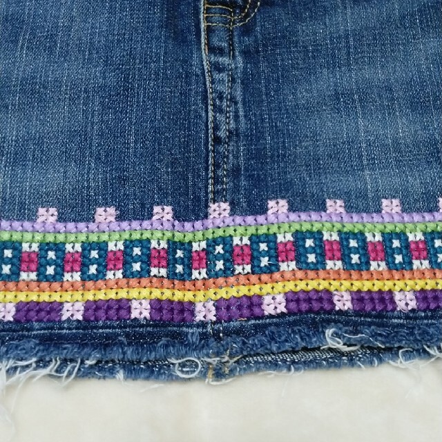 GAP Kids(ギャップキッズ)のGAP kids デニム刺繍スカート　130 キッズ/ベビー/マタニティのキッズ服女の子用(90cm~)(スカート)の商品写真