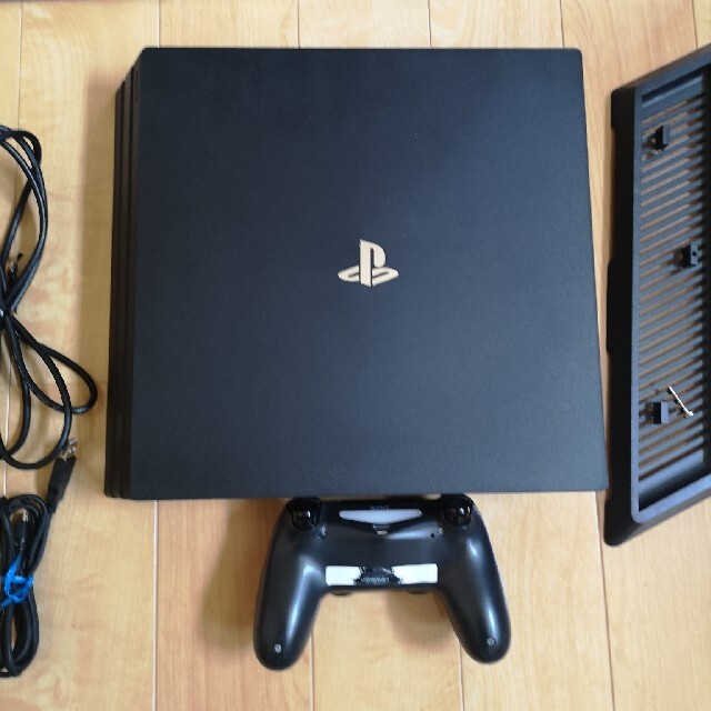 PlayStation4(プレイステーション4)のSONY PlayStation4 Pro 本体  CUH-7000BB01  エンタメ/ホビーのゲームソフト/ゲーム機本体(家庭用ゲーム機本体)の商品写真
