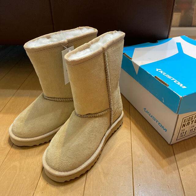 UGG(アグ)の新品タグ付きKUSTOMムートンブーツ18㎝ キッズ/ベビー/マタニティのキッズ靴/シューズ(15cm~)(ブーツ)の商品写真