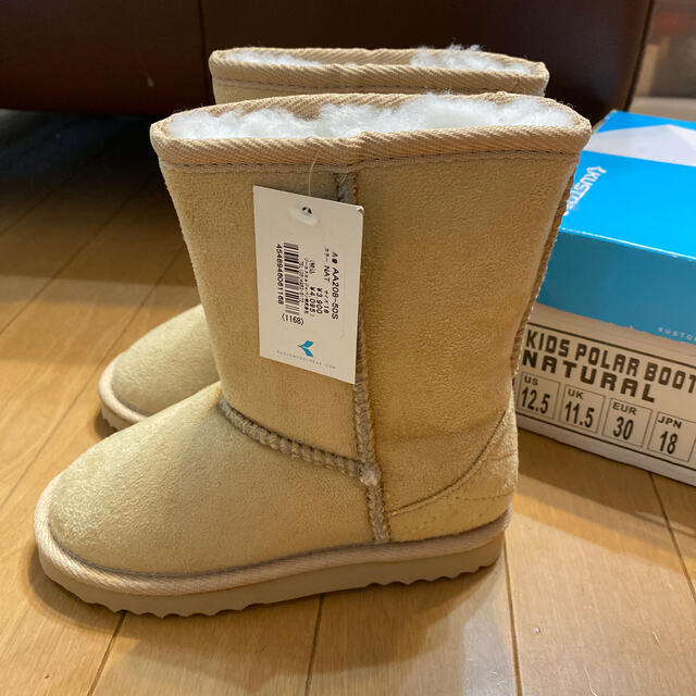 UGG(アグ)の新品タグ付きKUSTOMムートンブーツ18㎝ キッズ/ベビー/マタニティのキッズ靴/シューズ(15cm~)(ブーツ)の商品写真