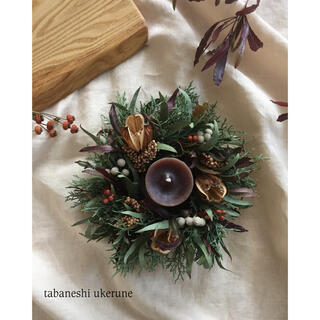 オオウバユリに針葉樹やブルニアを添えた 冬に飾る シックなリース ドライフラワー