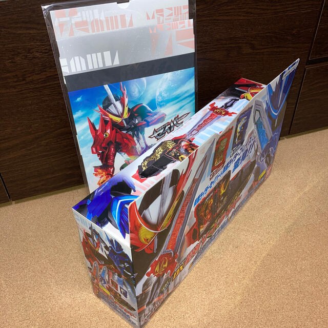 BANDAI(バンダイ)の仮面ライダーセイバー 変身ベルト DX聖剣ソードライバー&水勢剣流水エンブレム エンタメ/ホビーのフィギュア(特撮)の商品写真