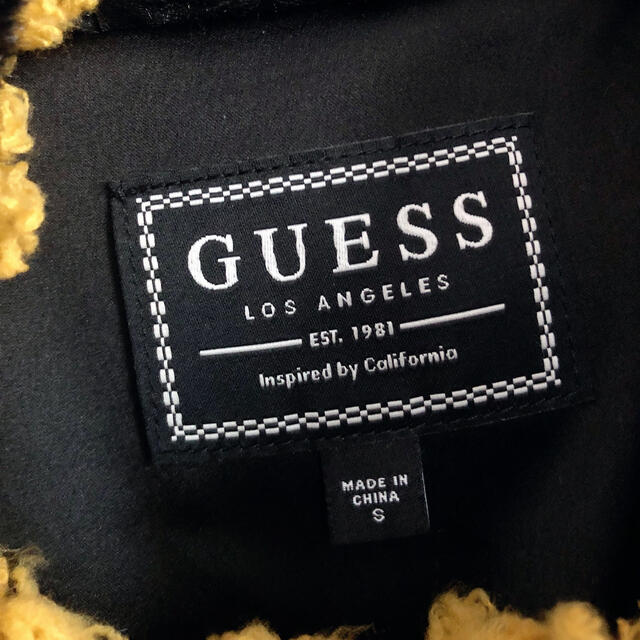 GUESS(ゲス)の美品 GUESS ビッグロゴ エコファー フェイクファー アウター レディースのジャケット/アウター(毛皮/ファーコート)の商品写真