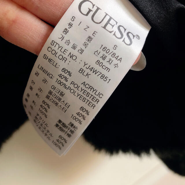 GUESS(ゲス)の美品 GUESS ビッグロゴ エコファー フェイクファー アウター レディースのジャケット/アウター(毛皮/ファーコート)の商品写真