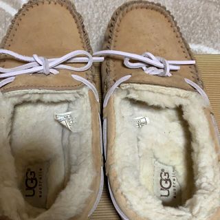 アグ(UGG)のＵGG ローファー　ベージュ、ピンクリボンファー、サイズ6.  23センチ(スリッポン/モカシン)