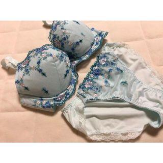 トリンプ(Triumph)の416新品♪トリンプ♪花柄刺繍ブラジャー＆ショーツセットF70/M(ブラ&ショーツセット)