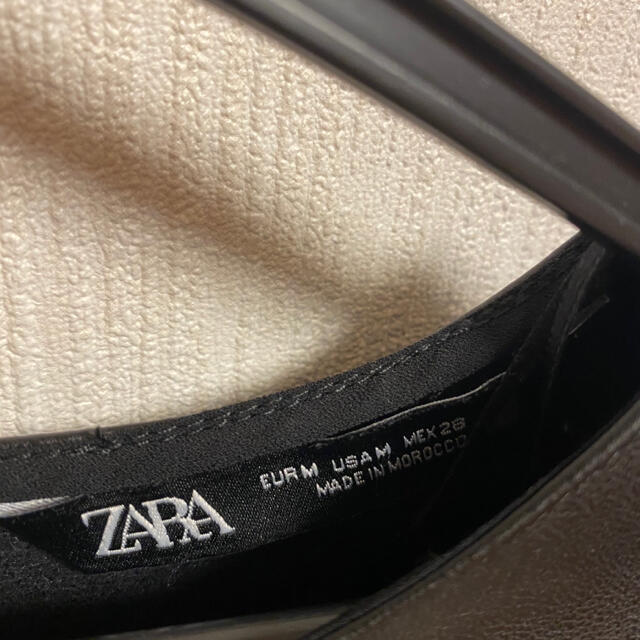 ZARA(ザラ)のZARA フェイクレザー　パフスリーブ レディースのトップス(シャツ/ブラウス(長袖/七分))の商品写真
